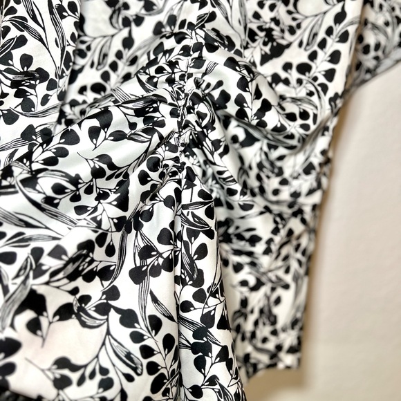 White House Black Market Black and White Floral Blouse. Size S. Great Condition. - Picture 4 of 7